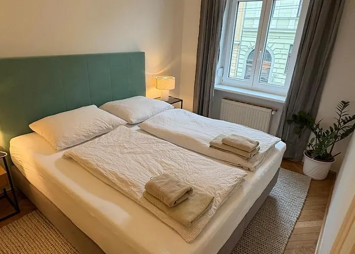 Premium In Altstadtnaehe Грац